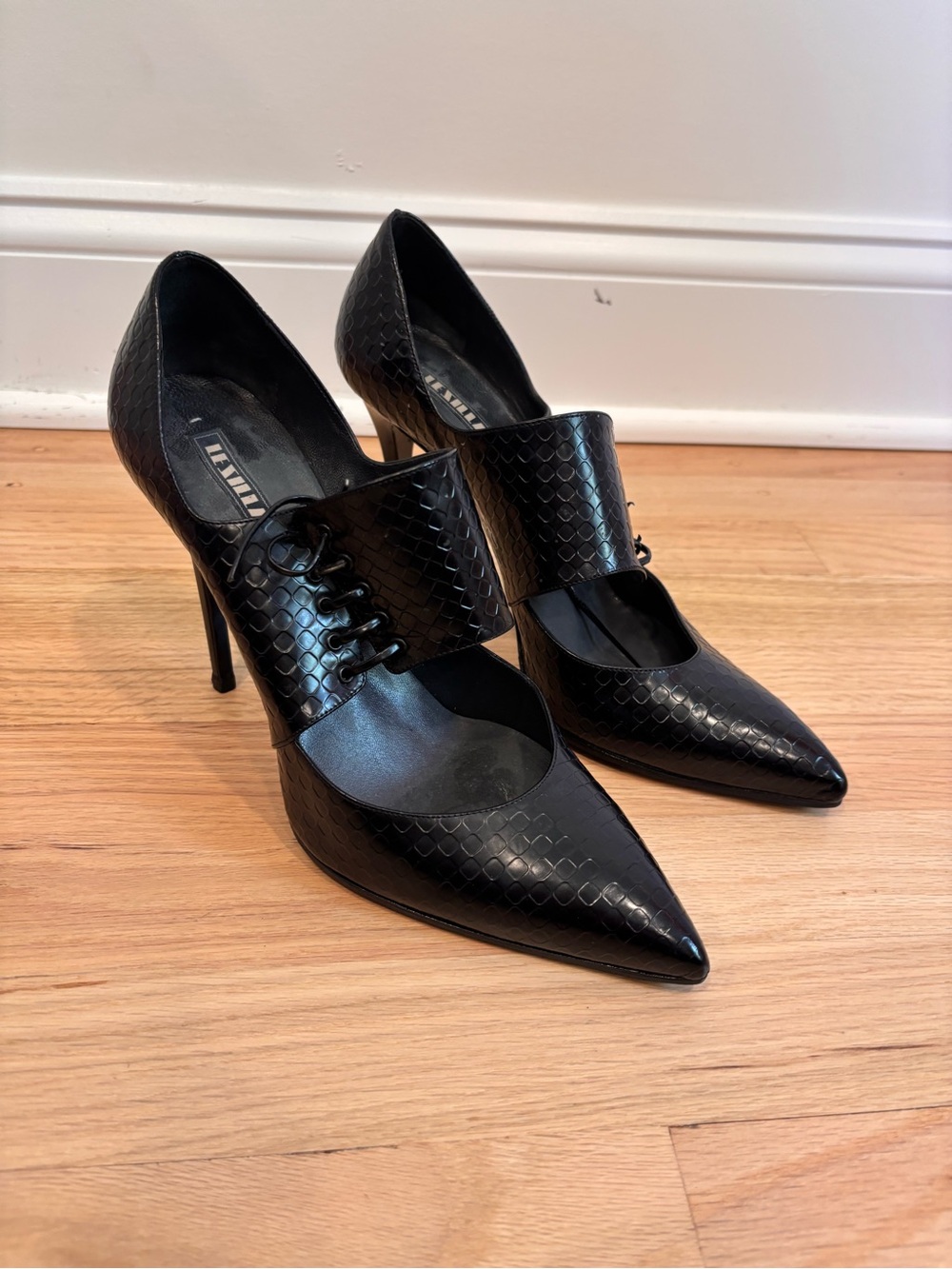 Le Silla black pointed toe lace up heels size 40